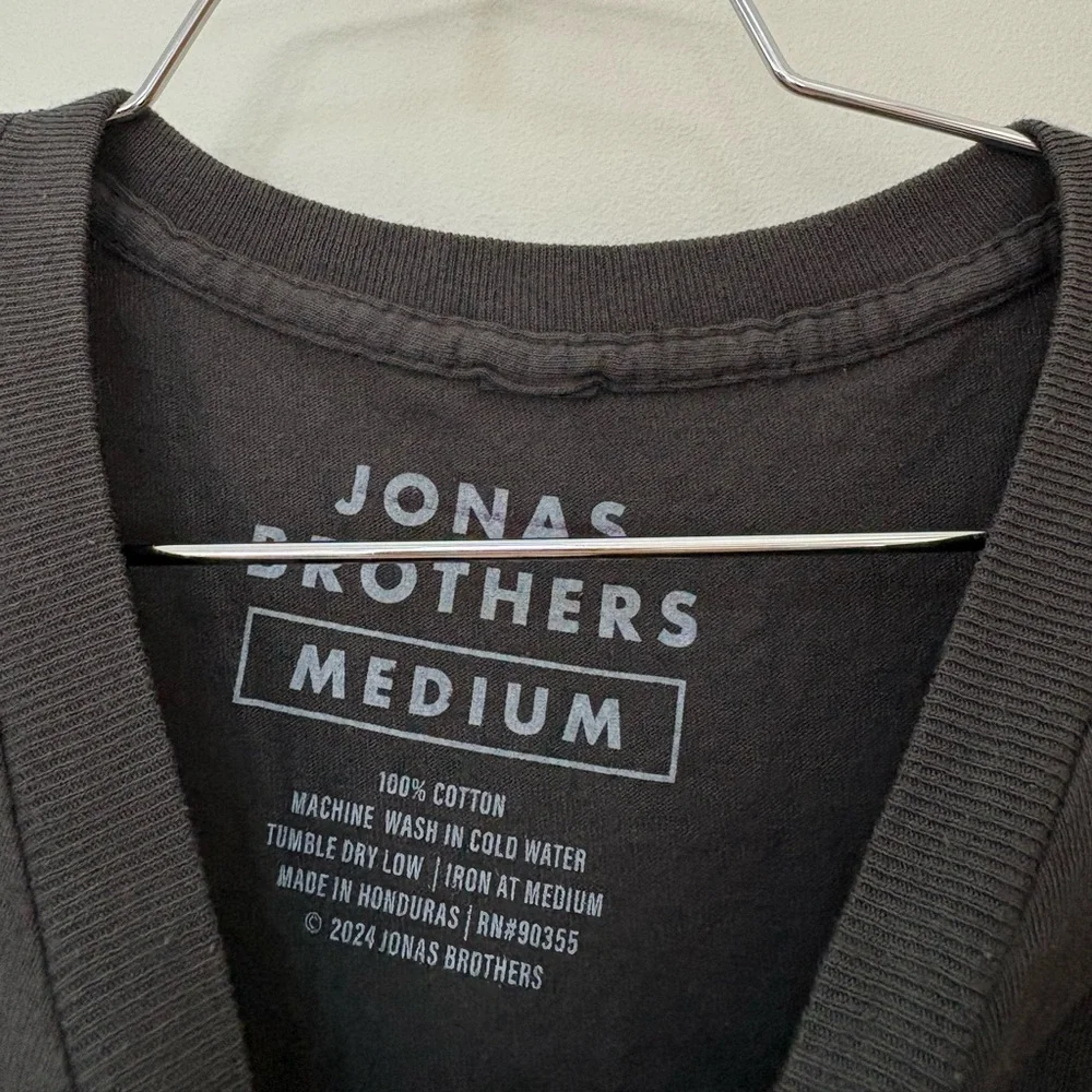NWOT Urban Outfitters Jonas Brothers Graphic Tee Size Medium - Picture 7 of 11